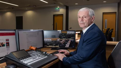 Les arthur at computer