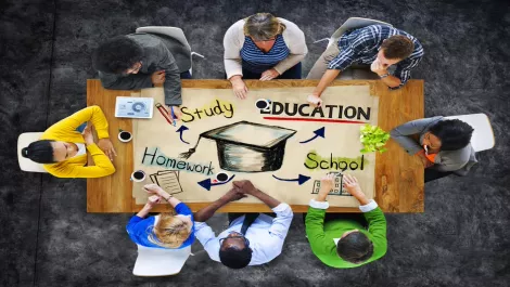 Education minister takes online teaching tools on tour