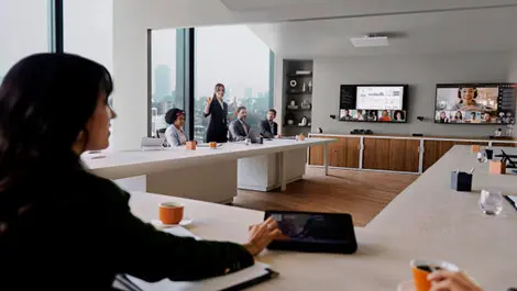 Imxrk80 lifestyle large room wideangle multidisplay 1